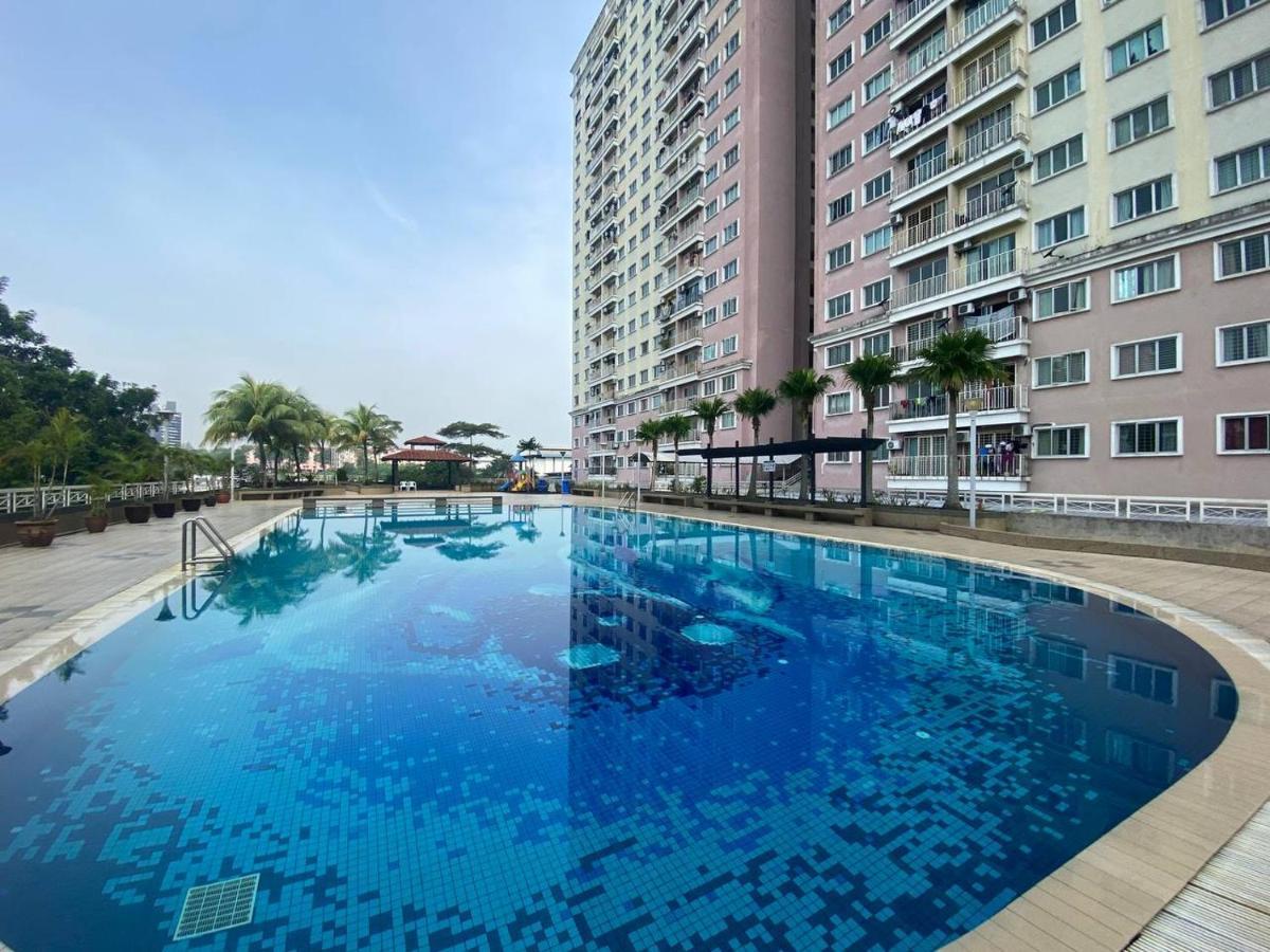Homestay Juta Mines Seri Kembangan Balakong Serdang Lama Extérieur photo