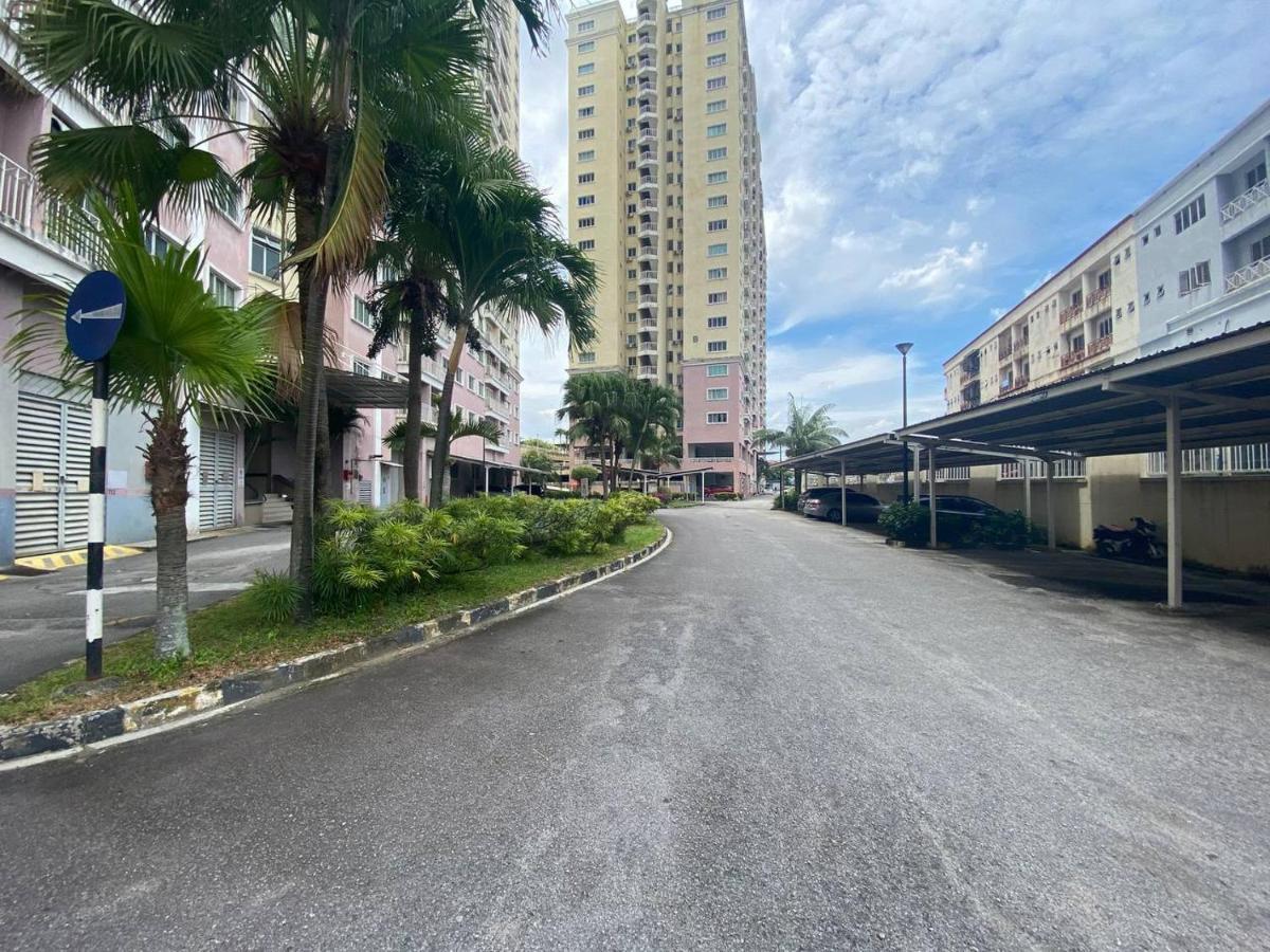 Homestay Juta Mines Seri Kembangan Balakong Serdang Lama Extérieur photo